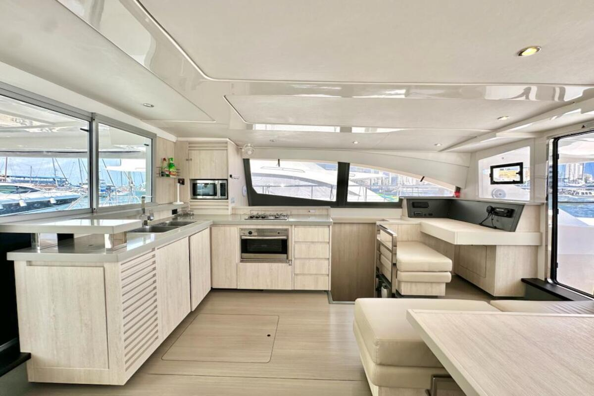 Elite Big Bucks Power Catamaran image 6