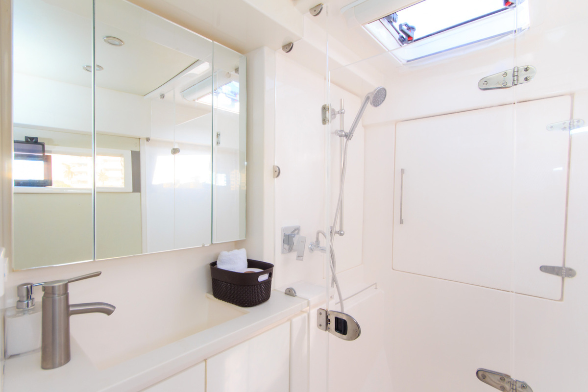 Elite New Horizon Power Catamaran image 10