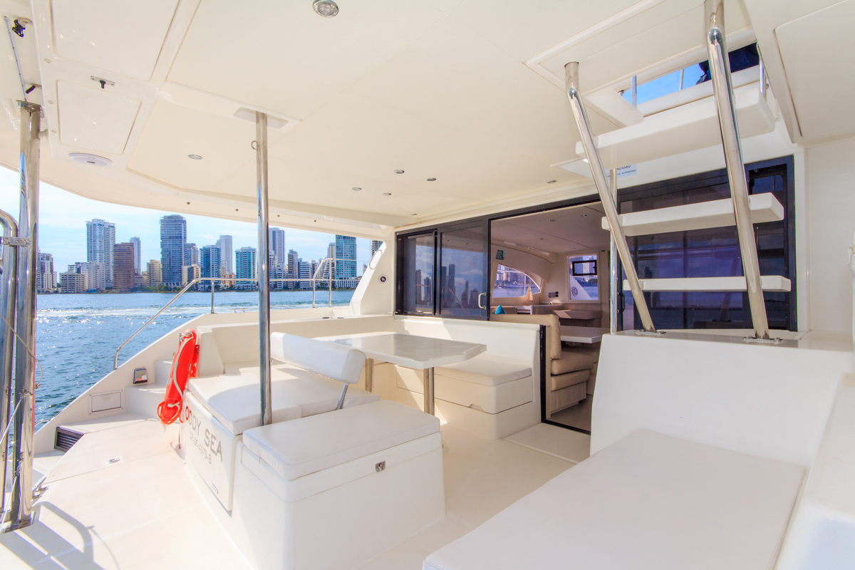 Elite New Horizon Power Catamaran image 5