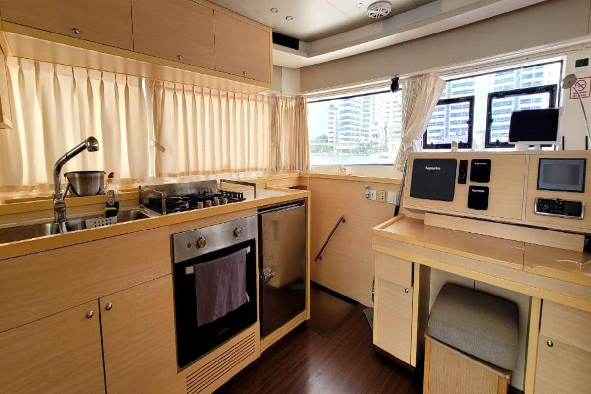 Elite Sea Warrior Power Catamaran image 7