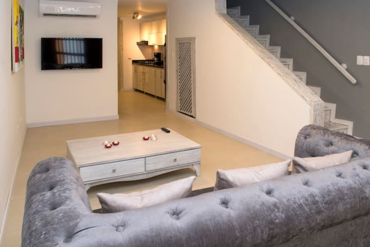 Beautiful 3 Bedroom Old City House image 5