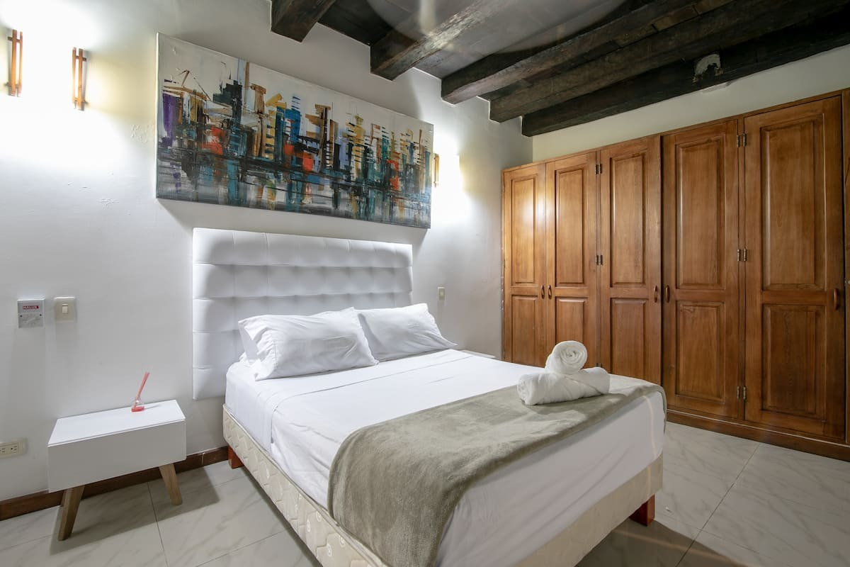 4 Bedroom Old City Beautiful House image 3
