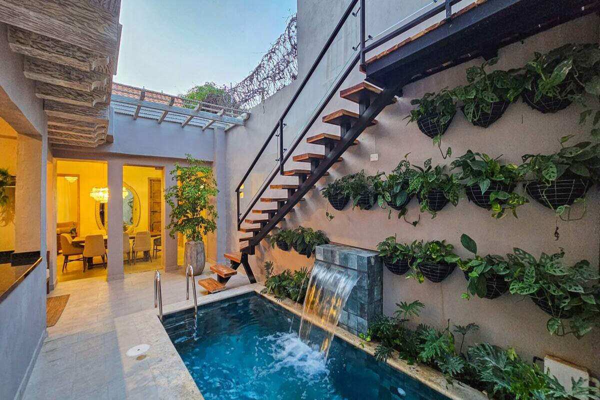 Luxury 4 Bedroom Old City House image 2