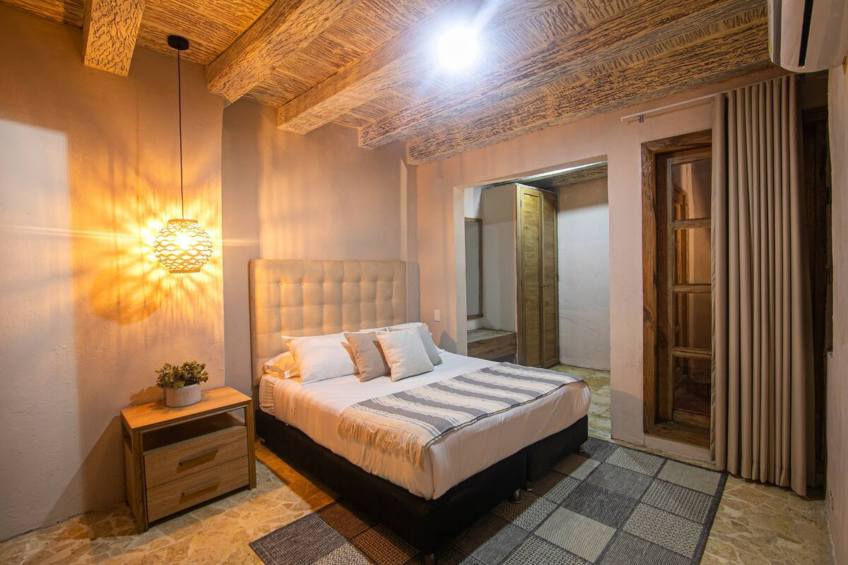 Luxury 4 Bedroom Old City House image 4