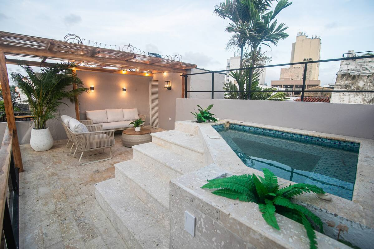 Luxury 4 Bedroom Old City House image 8