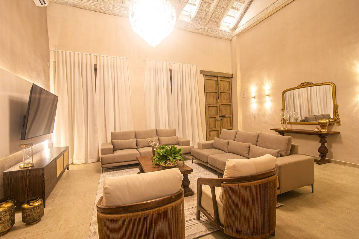Luxury 4 Bedroom Old City House image 9