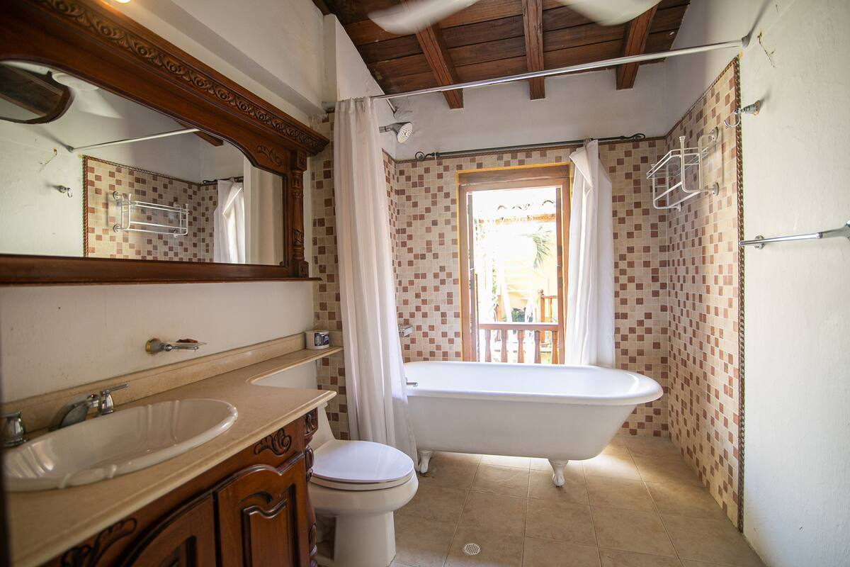 Beautiful Old City 6 Bedroom House image 1