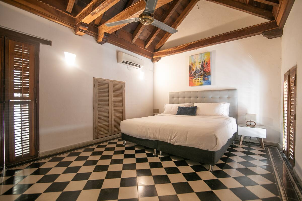 Beautiful Old City 6 Bedroom House image 4