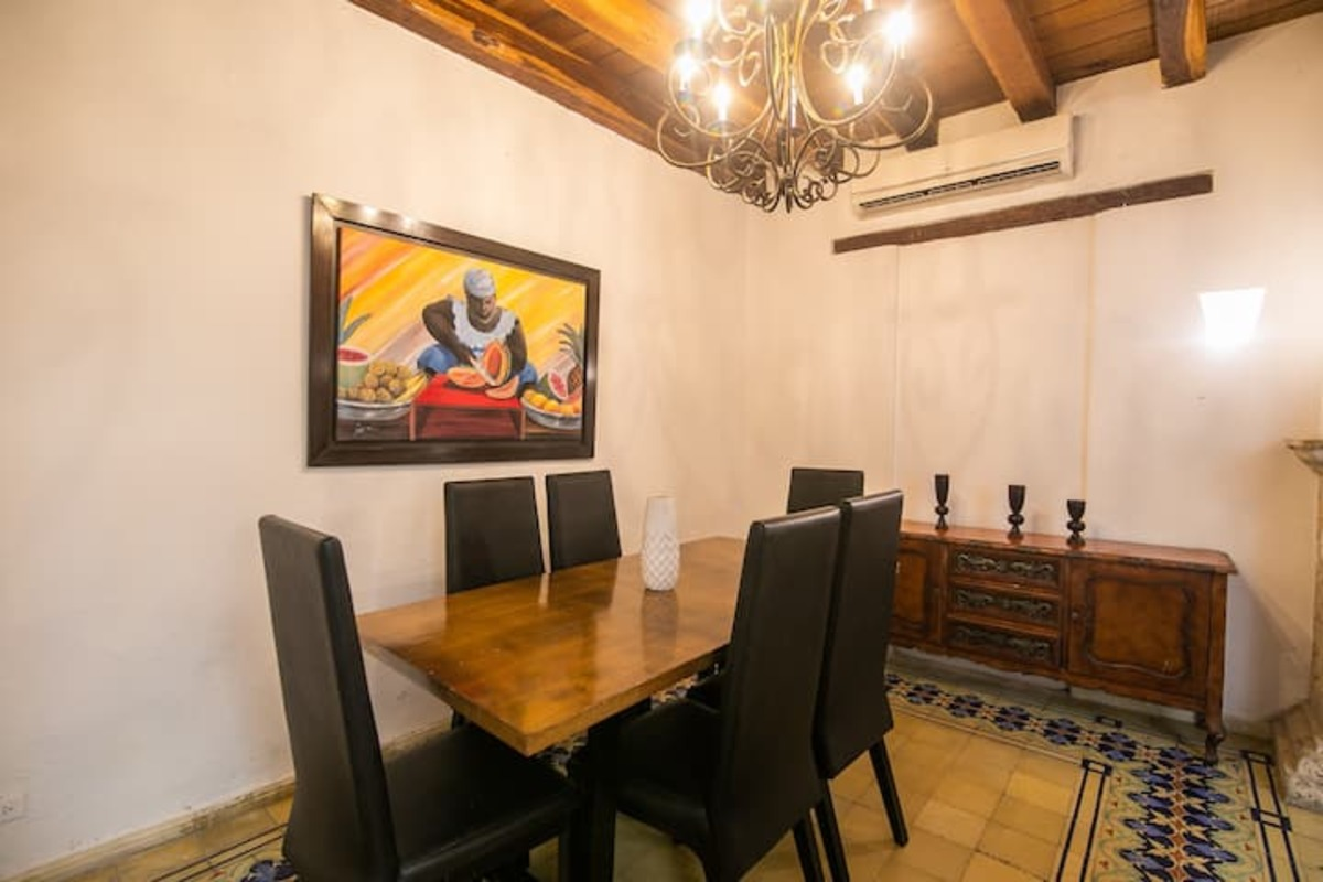 Beautiful Old City 6 Bedroom House image 5