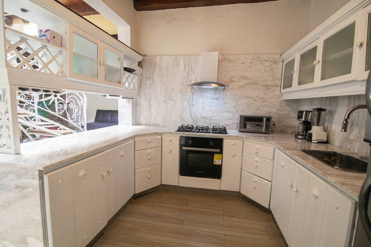 Beautiful Old City 6 Bedroom House image 6