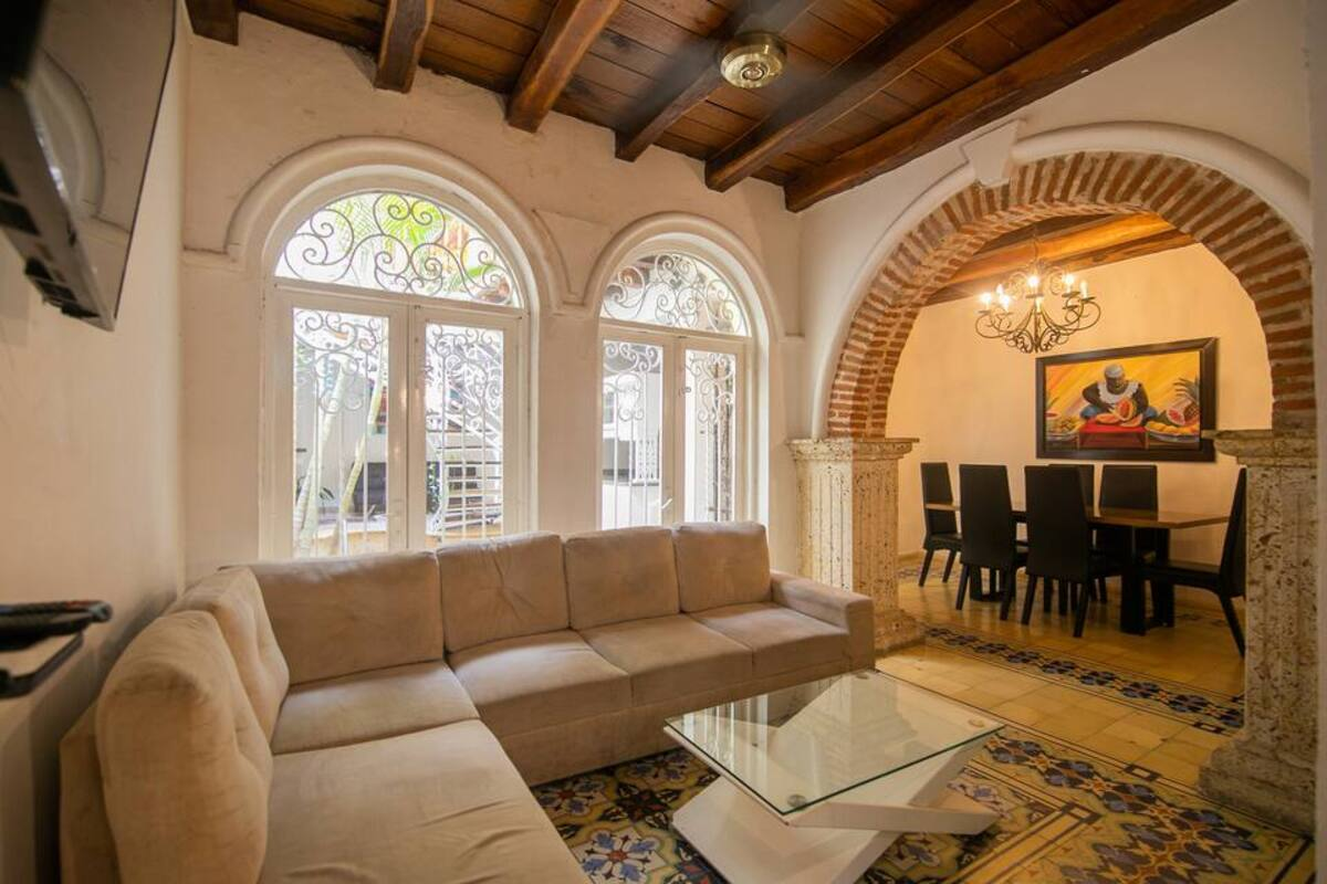 Beautiful Old City 6 Bedroom House image 7