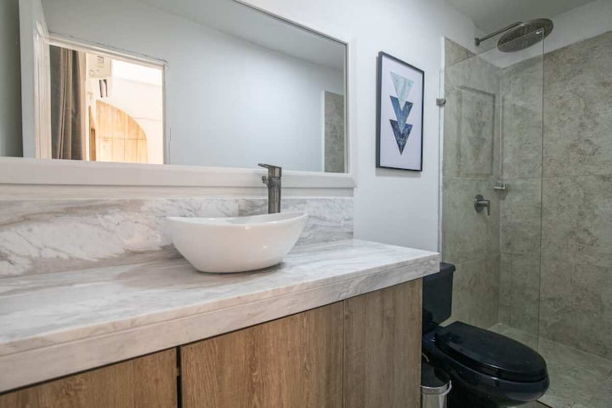 Spectacular 6 Bedroom House in Old City image 1