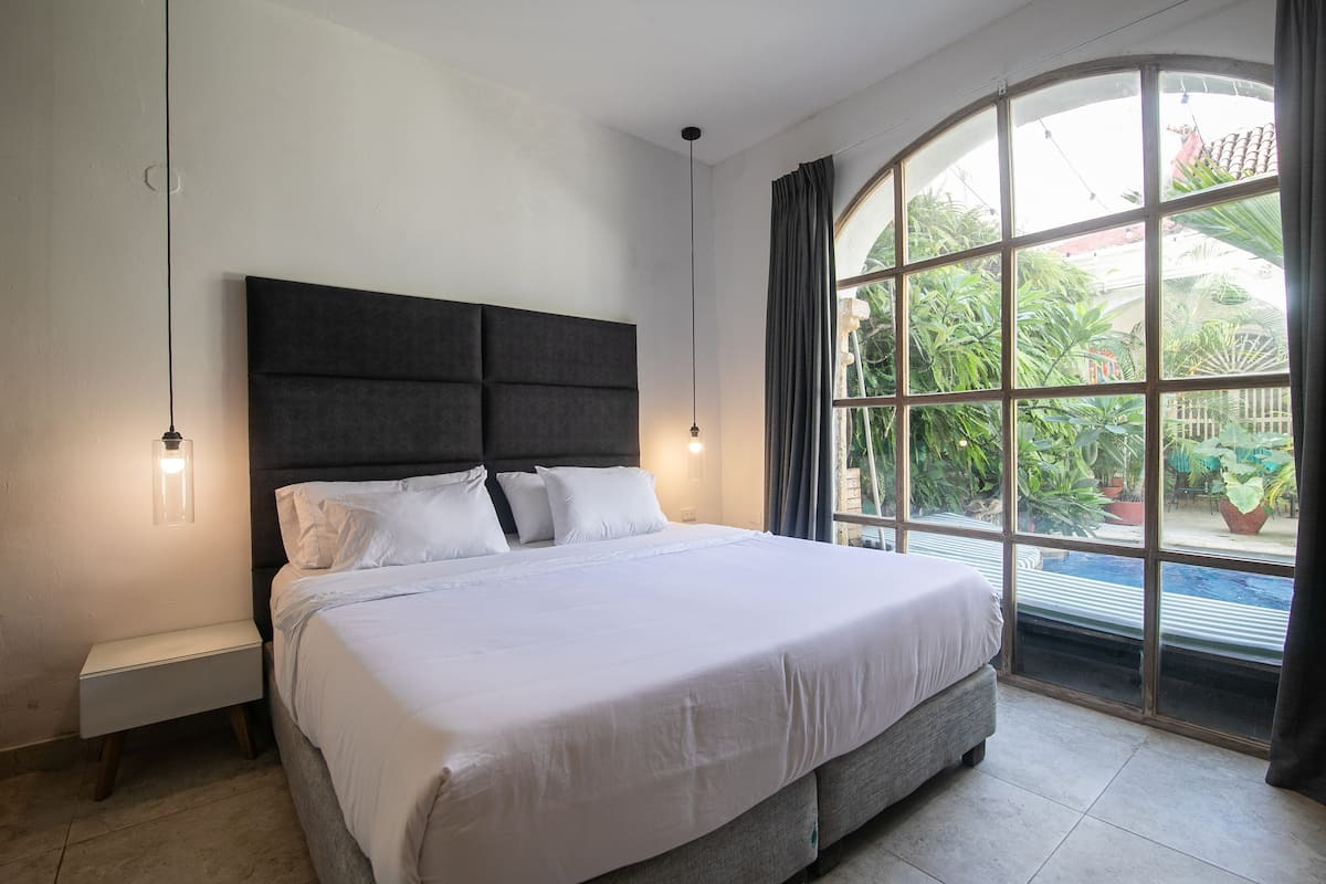 Spectacular 6 Bedroom House in Old City image 4