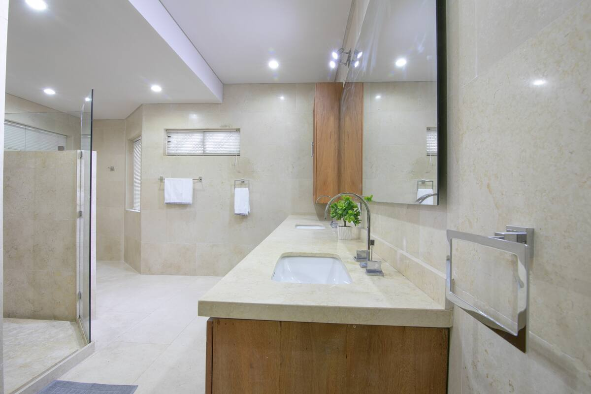 Beautiful 6 BR Mansion in Bocagrande image 1