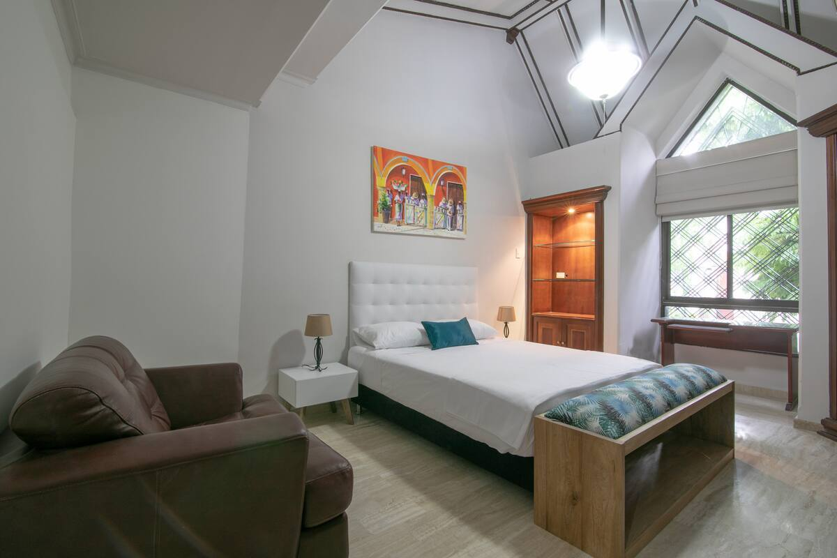 Beautiful 6 BR Mansion in Bocagrande image 4