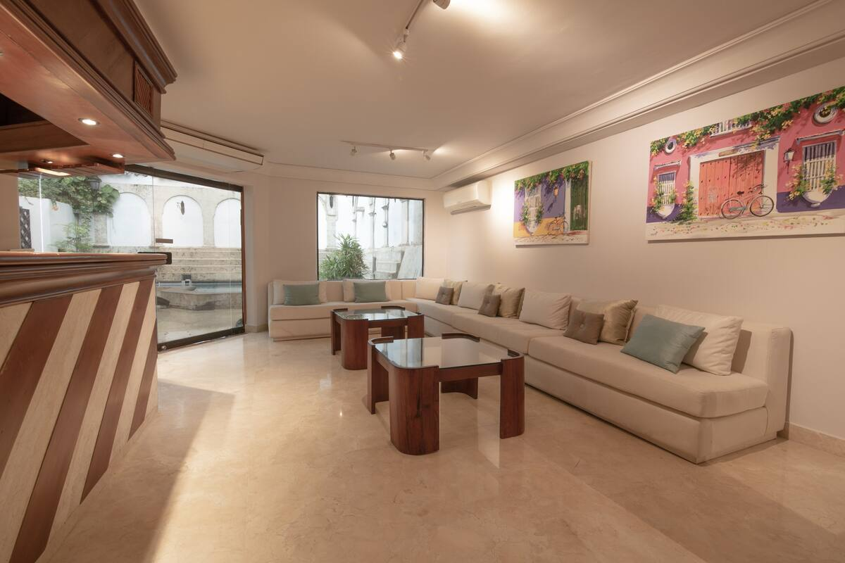 Beautiful 6 BR Mansion in Bocagrande image 8