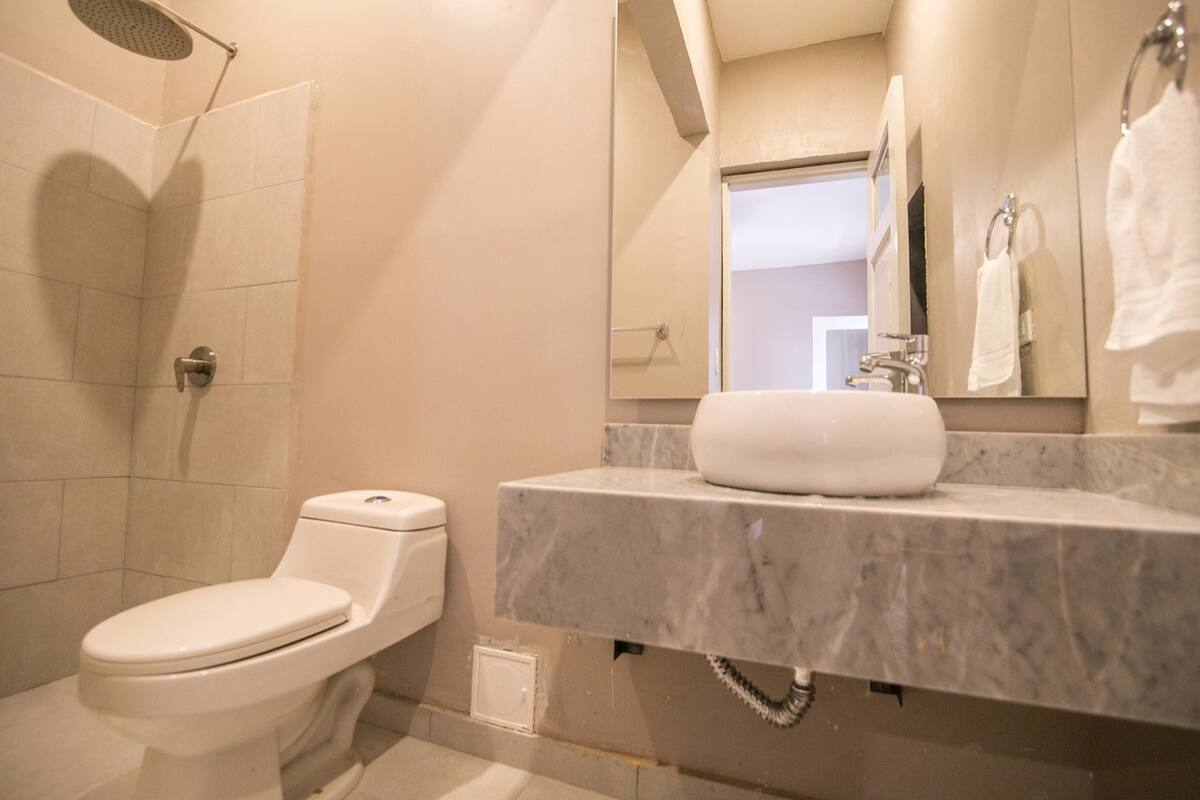 Beautiful 5 Bedroom House in Old City image 1