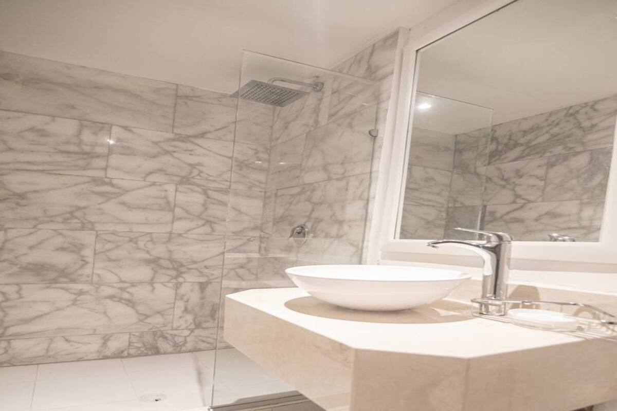 7 Bedroom Beautiful Mansion OldCity Just Renovated image 10