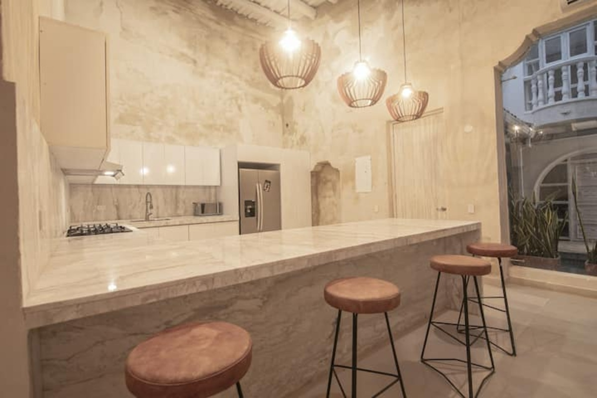 7 Bedroom Beautiful Mansion OldCity Just Renovated image 3