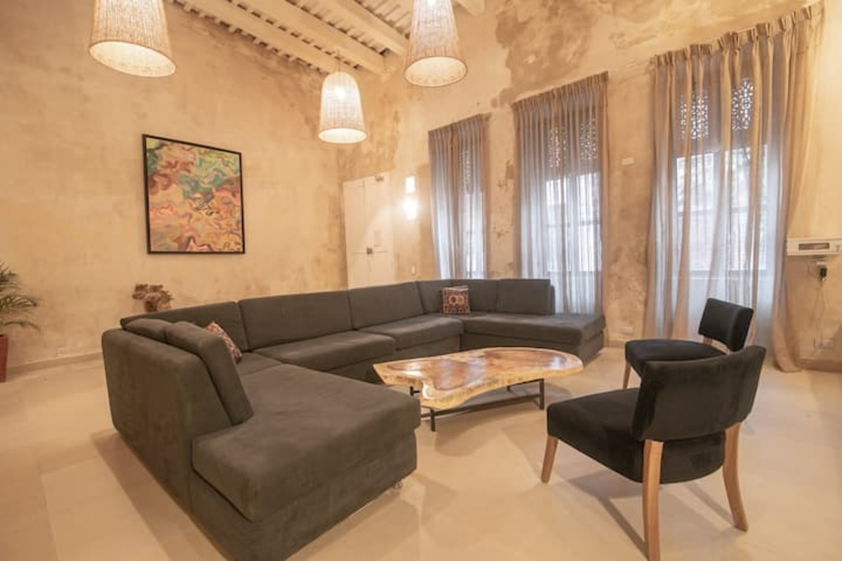 7 Bedroom Beautiful Mansion OldCity Just Renovated image 4