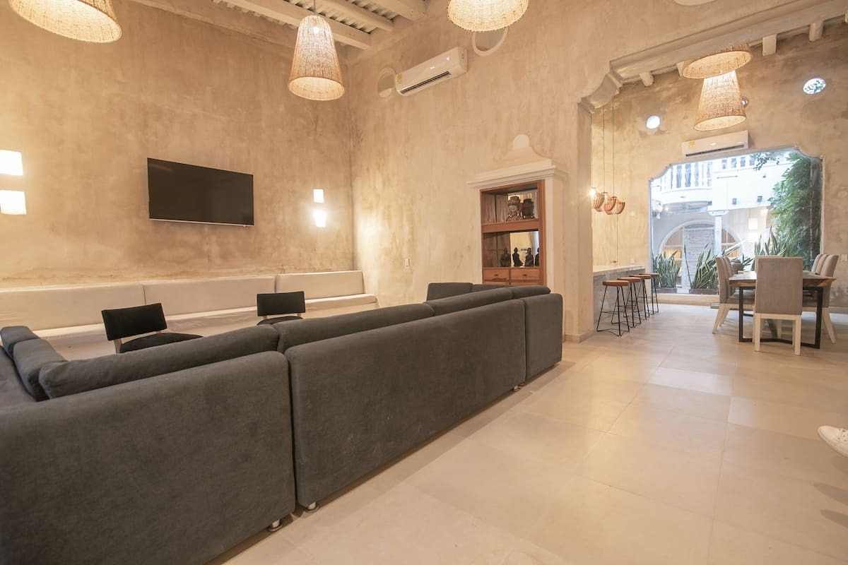 7 Bedroom Beautiful Mansion OldCity Just Renovated image 5