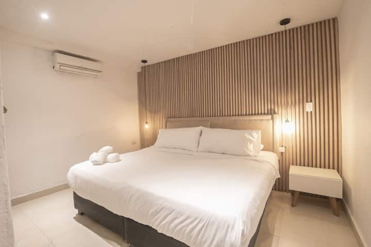 7 Bedroom Beautiful Mansion OldCity Just Renovated image 8