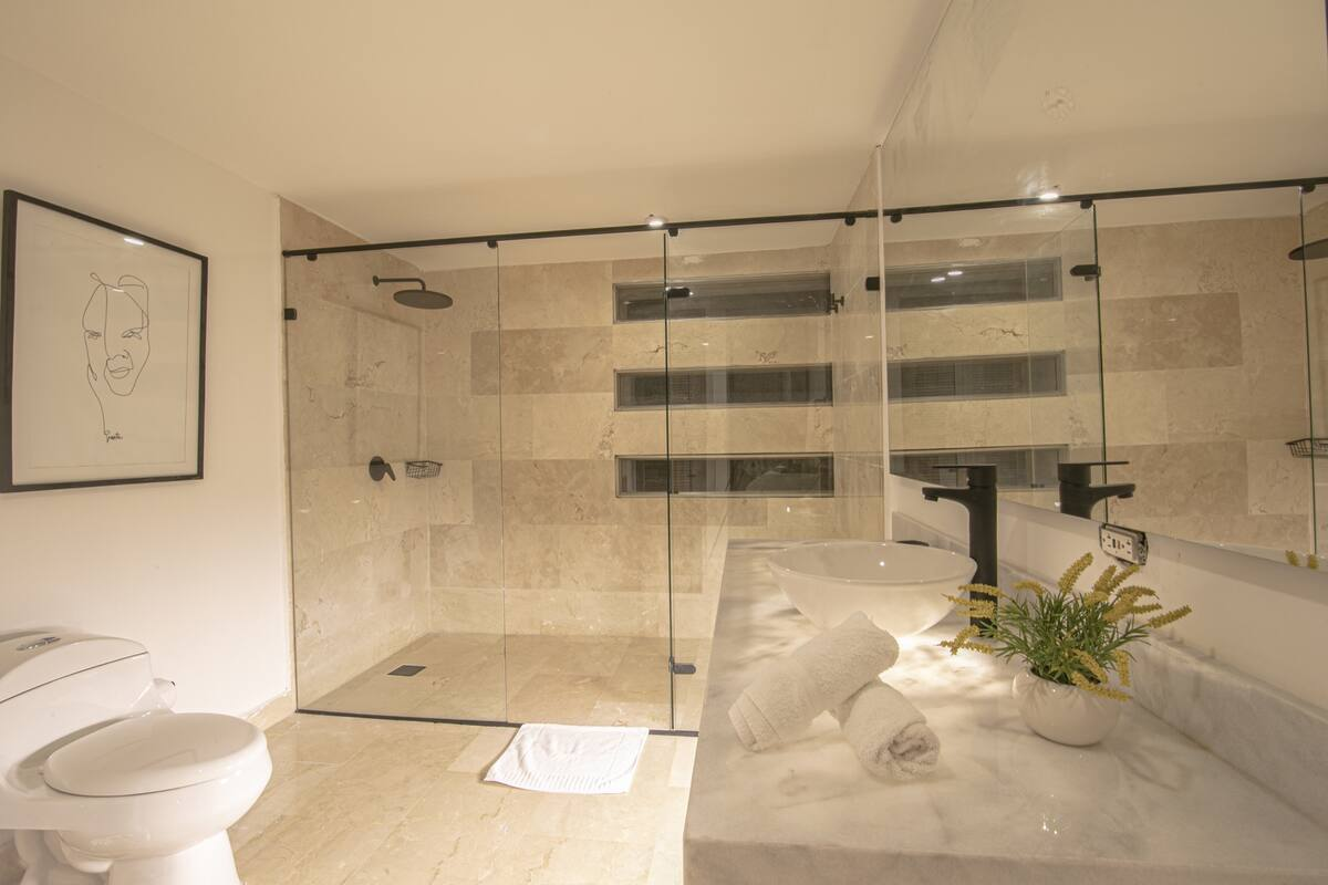 7 Bedroom Luxury Full Floor Apartment image 10