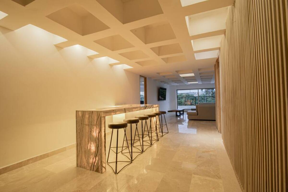7 Bedroom Luxury Full Floor Apartment image 2