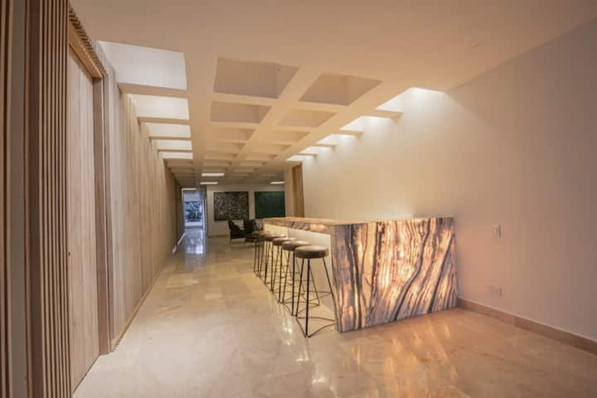 7 Bedroom Luxury Full Floor Apartment image 3