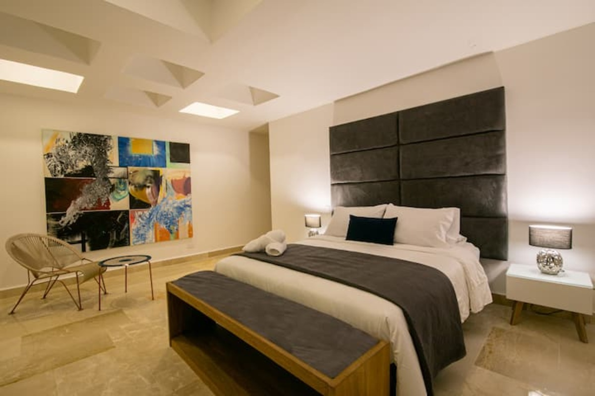 7 Bedroom Luxury Full Floor Apartment image 6