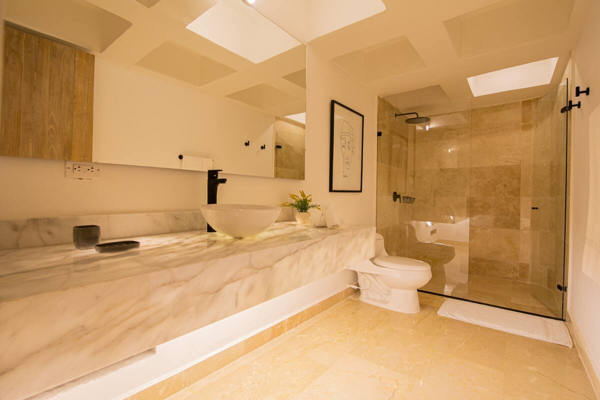 7 Bedroom Luxury Full Floor Apartment image 8