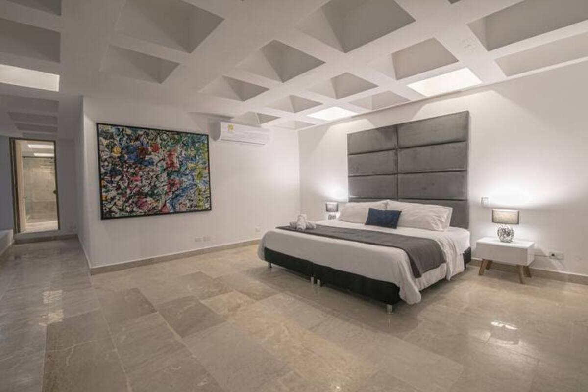 7 Bedroom Luxury Full Floor Apartment image 9