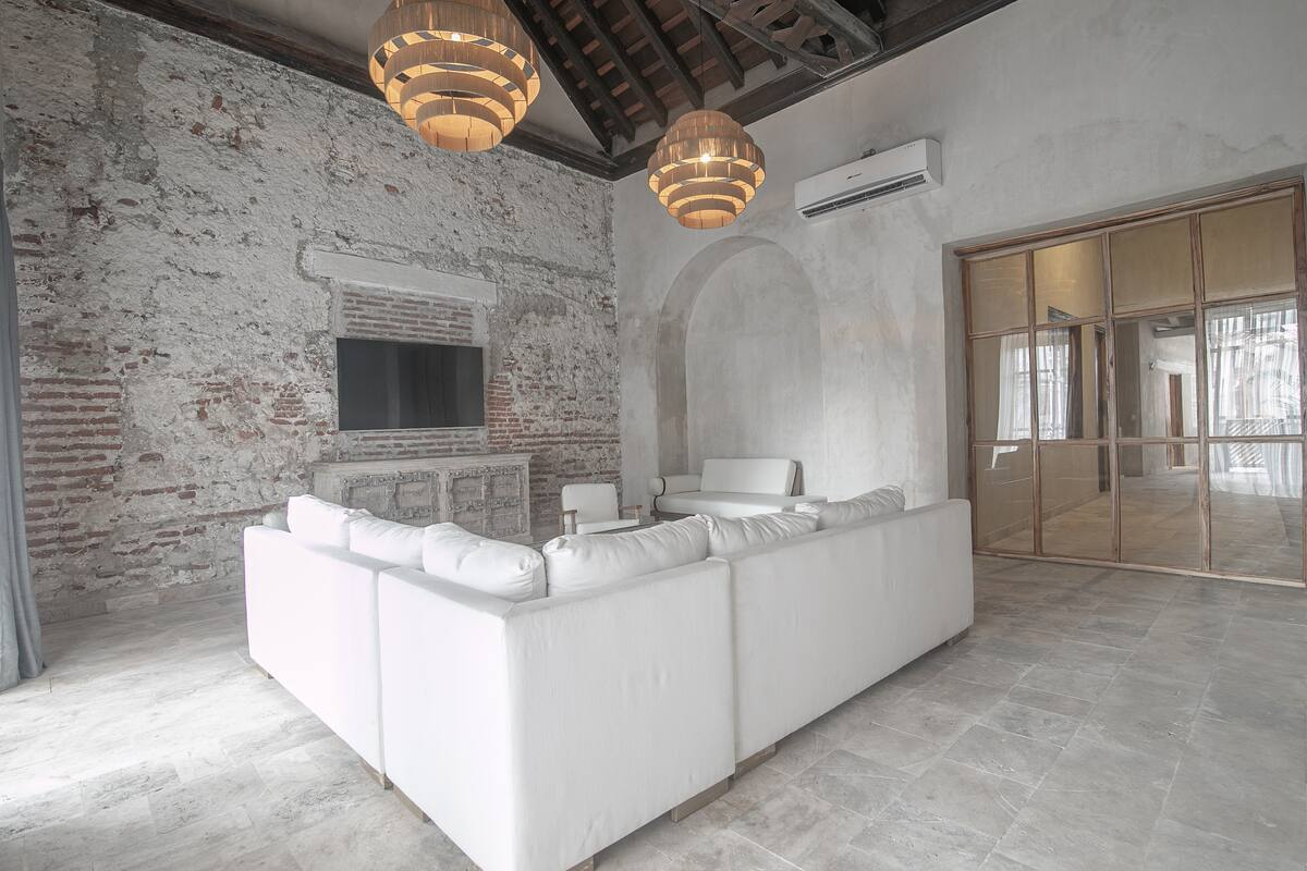 Luxury 8 Bedroom Mansion Old City image 3