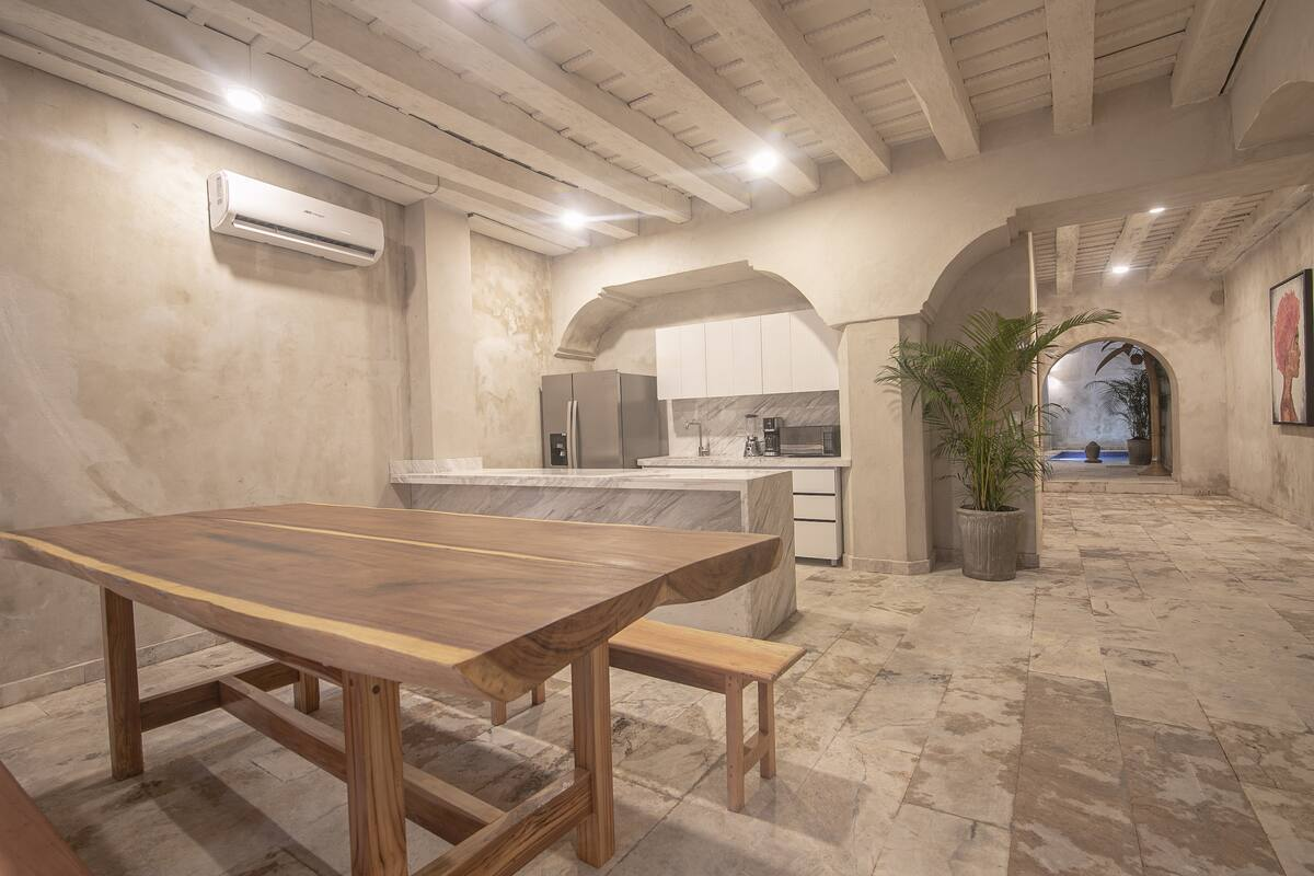 Luxury 8 Bedroom Mansion Old City image 5
