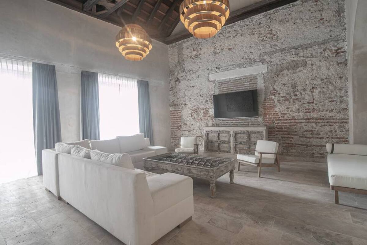 Luxury 8 Bedroom Mansion Old City image 6
