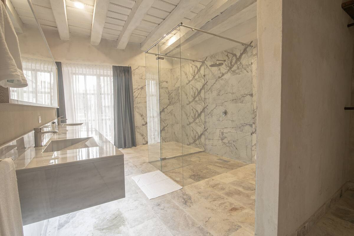 Luxury 8 Bedroom Mansion Old City image 8