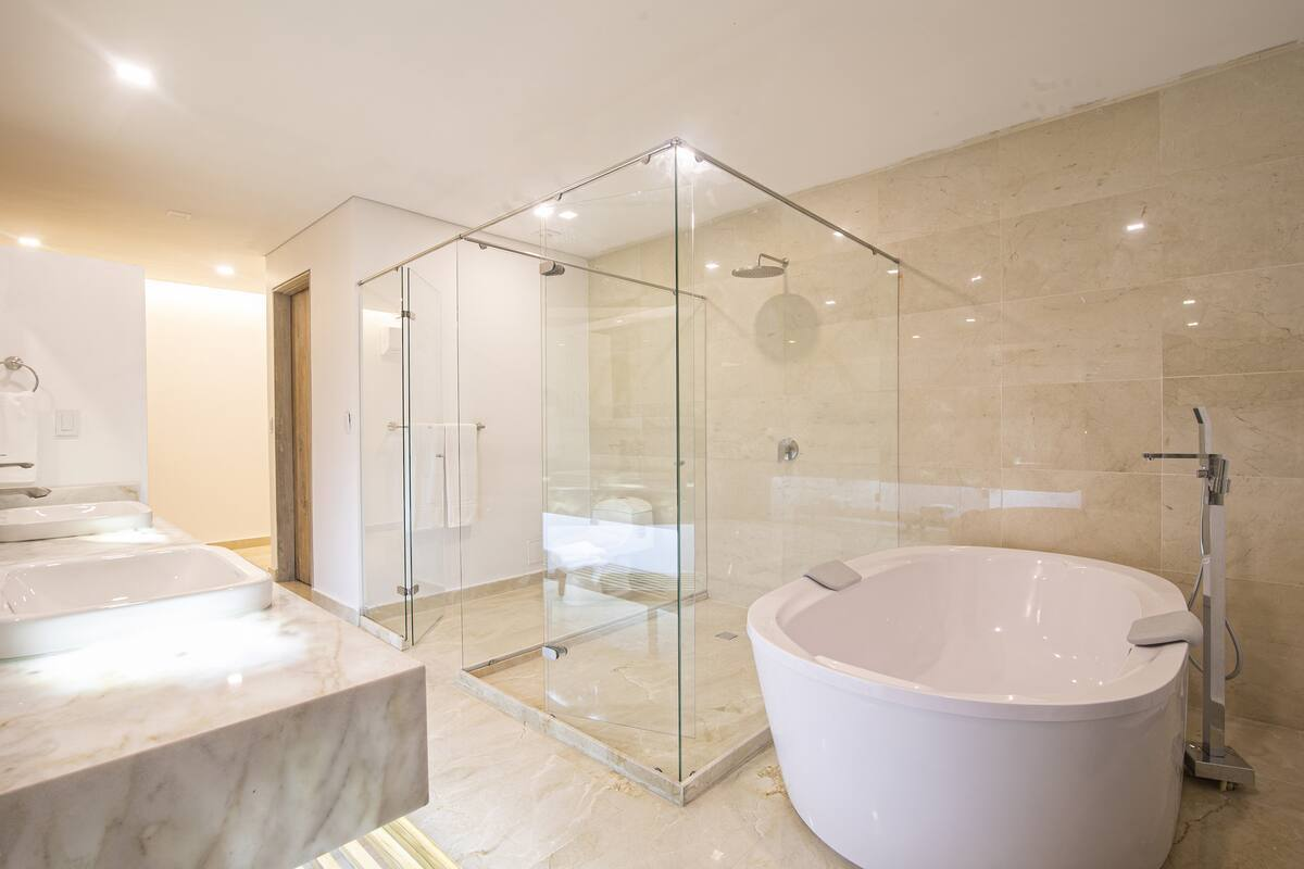 9 BR Clock Tower Apt with Private Pool image 10