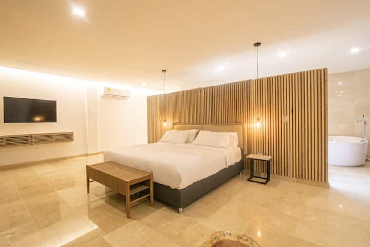 9 BR Clock Tower Apt with Private Pool image 9