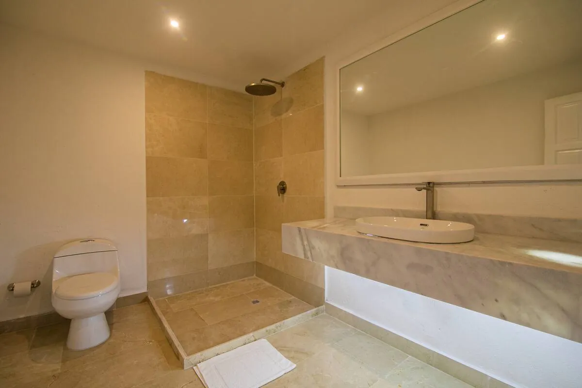 Bano de marmol con ducha y lavabo flotante