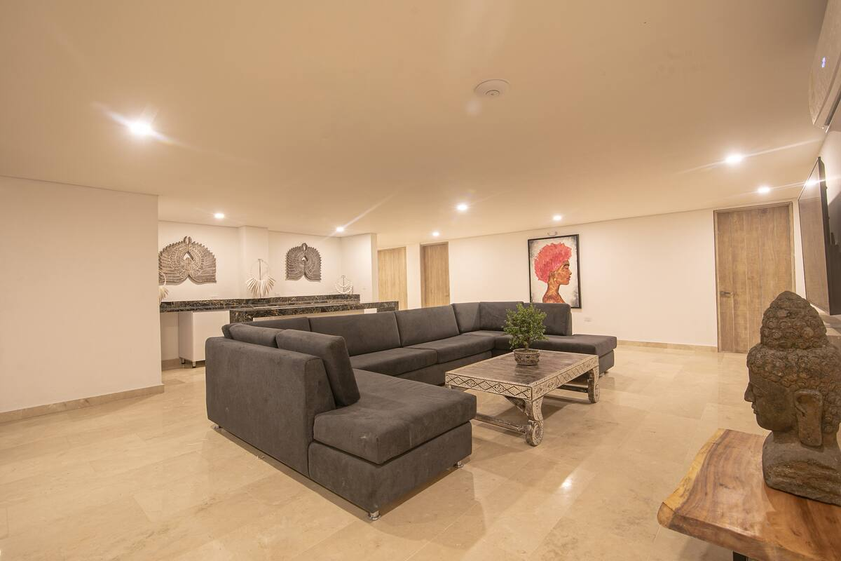 16 Bedroom in Clock Tower Plaza with Private Pool image 3