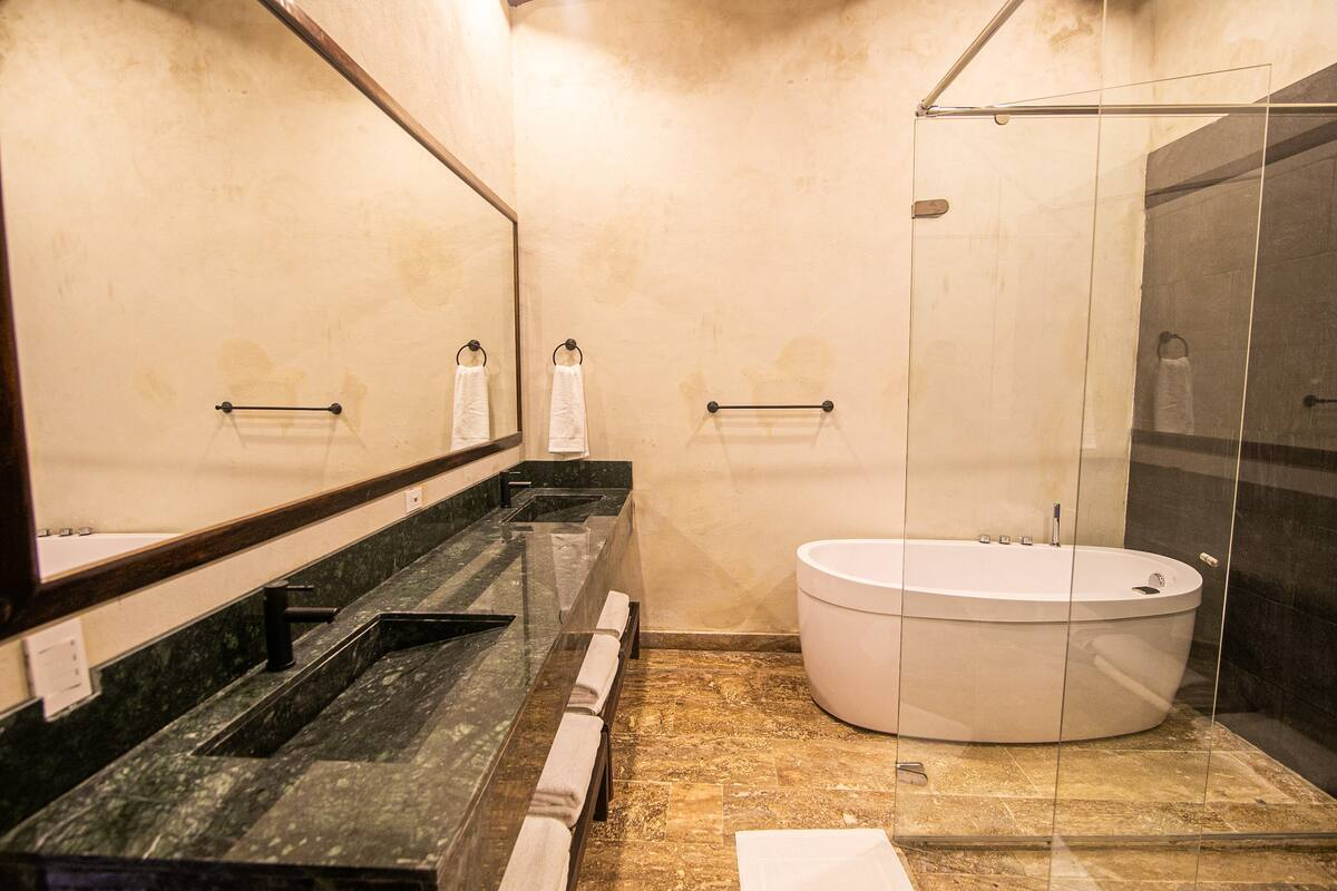 Luxury 5-Bedroom Villa Old City image 1