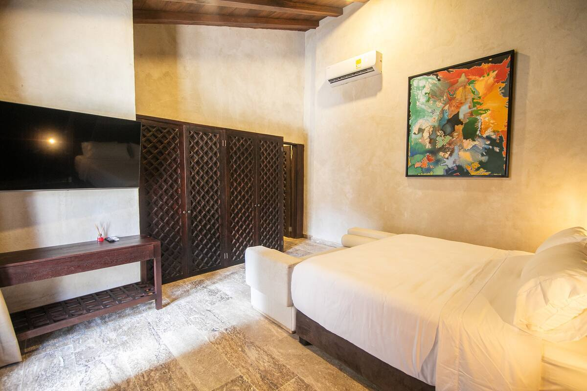 Luxury 5-Bedroom Villa Old City image 2