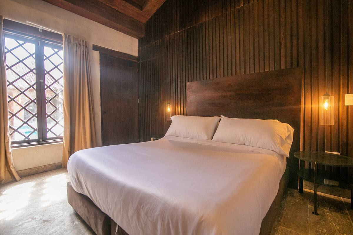 Luxury 5-Bedroom Villa Old City image 3