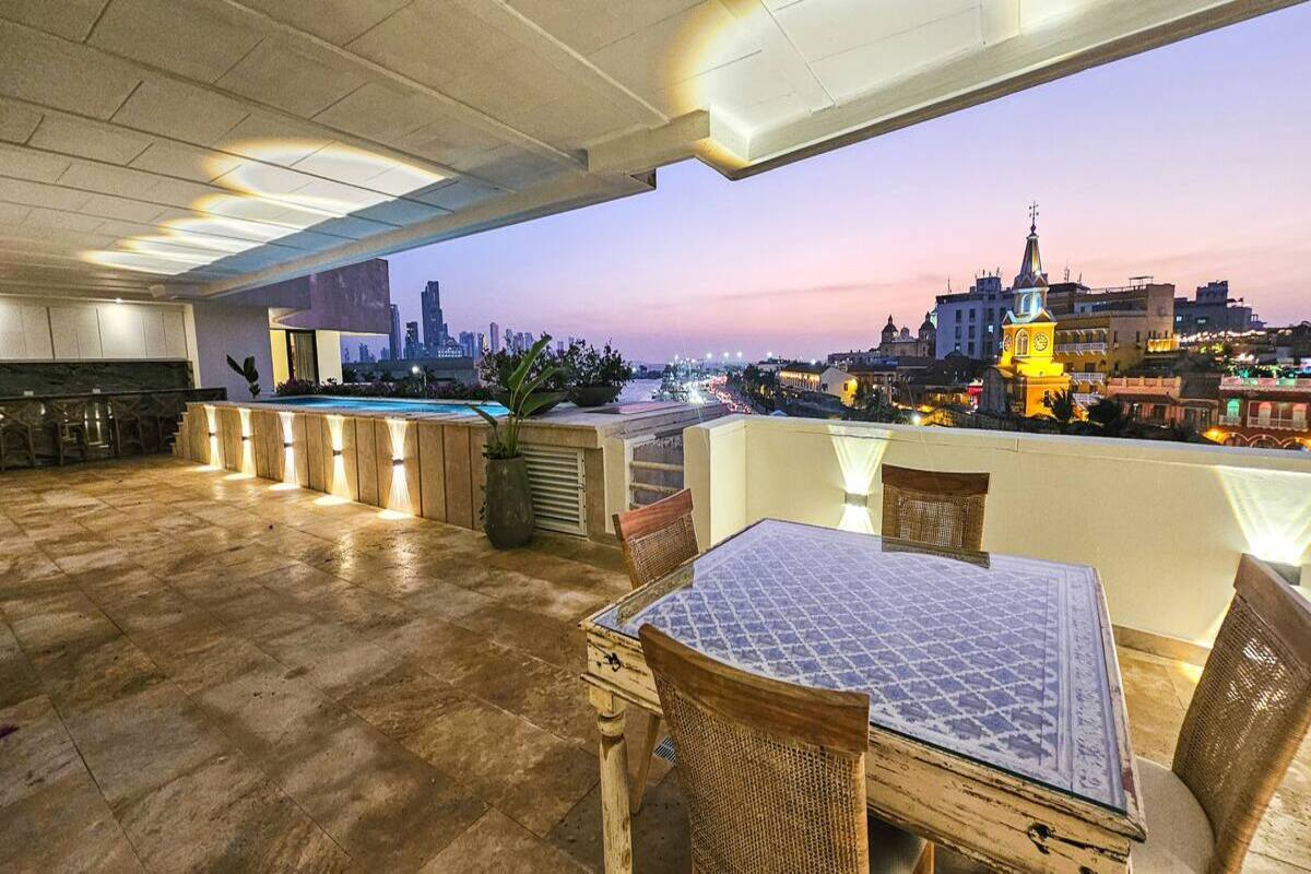 Luxury 11 bedroom Old City Penthouse Best Location image 4