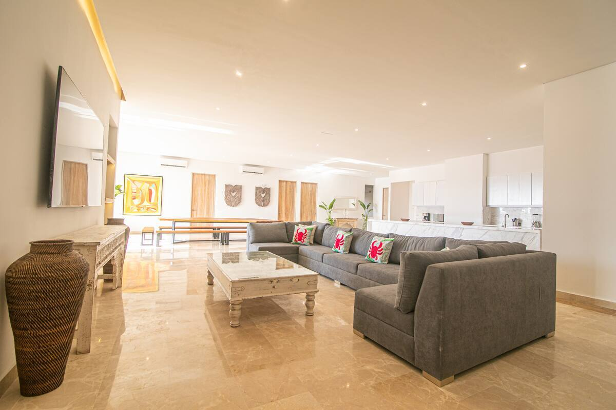 Luxury 11 bedroom Old City Penthouse Best Location image 6