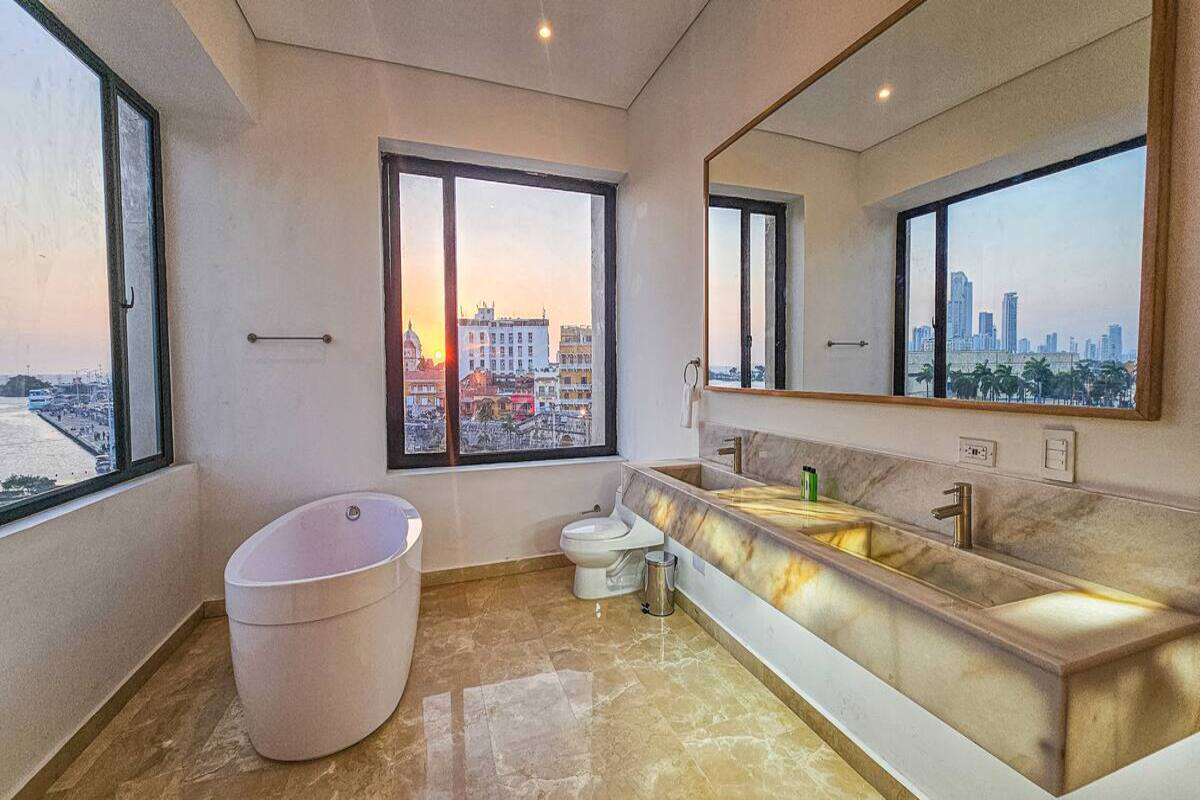 Luxury 11 bedroom Old City Penthouse Best Location image 8