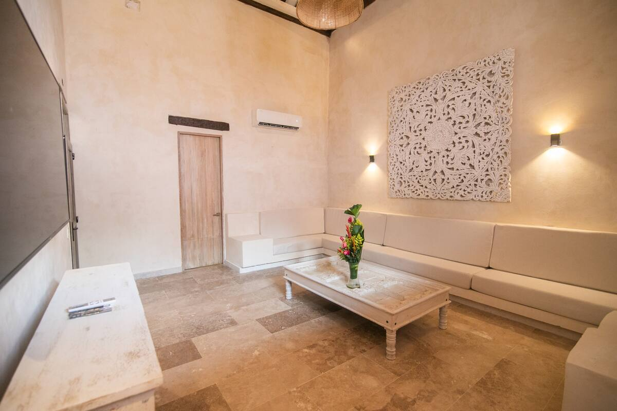 Luxury 11 Bedroom Old City Villa image 4